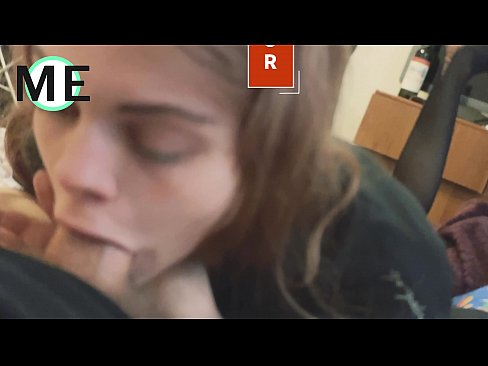 ❤️ Πούτσος στο λαιμό της, σκισμένο καλσόν και σκισμένα τακούνια ️ Σεξ βίντεο ☑