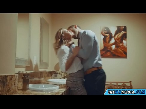 ❤️ Όταν μια πλούσια ξανθιά σε αποπλανεί σε μια δημόσια τουαλέτα ️ Σεξ βίντεο ☑